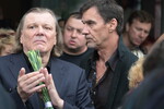 Народный артист России Юрий Васильев во время прощания с актрисой Верой Васильевой у Московского академического Театра сатиры, 12 августа 2023 года