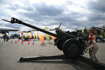 Юнармейцы у гаубицы Д-30 на Международном военно-техническом форуме «Армия-2023»