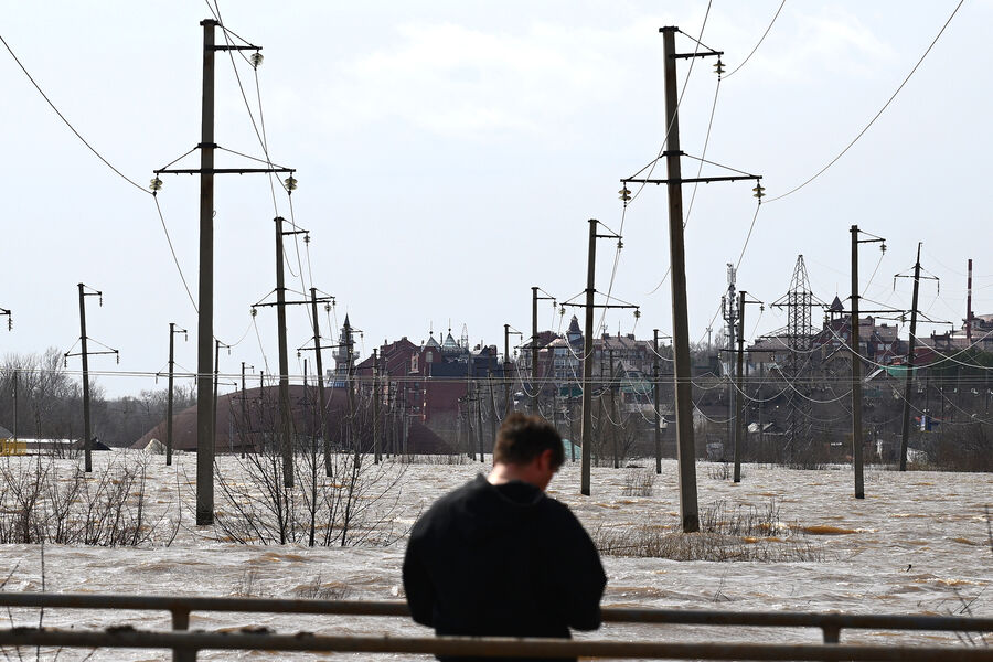 Подтопление на&nbsp;одной из&nbsp;улиц в&nbsp;Оренбурге, 12&nbsp;апреля 2024&nbsp;года