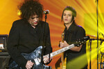 Роберт Смит из The Cure и Брайан Молко из Placebo выступают на одной сцене, 2004 год 