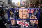 Протестующие с карикатурной фигурой президента Южной Кореи Юн Сок Ёля на митинге в поддержку импичмента президенту, Сеул, 12 декабря 2024 года