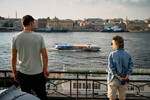 <b>«Крыша», реж. Ирина Кано</b>
<br><br>
<b>Где и когда смотреть:</b> неизвестно
<br><br>
История про девушку (утратившую возможность различать цвета), которая с помощью арт-терапии одновременно спасает холодного бизнесмена (утратившего чувствительность) и детдомовского мальчика (утратившего семью), потенциально способна растапливать сердца, но спотыкается об отсутствие в ней даже намека на живых людей. Дебютантка Мария Прокопьева старательно таращит глаза в образе маниакальной девушки мечты, но вне выпуклой сказочности условной «Амели» на передний план вылезает именно маниакальный аспект, а не мечтательный, и становится откровенно не по себе. Ее партнеру Виктору Добронравову же мешает в первую очередь не образ, а довольно ужасный текст, который, кажется, просто невозможно хорошо сыграть. Но главная проблема «Крыши» заключается в том, что поп-психология и пластмассовый терапи-спик в ней целиком подменяют собой драматургию, а зашкаливающая лучезарность бросает тень и на похвальную инклюзивность, добавляя ей эксплуатационных красок.
