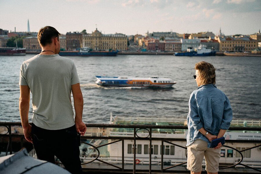 <b>«Крыша», реж. Ирина Кано</b>
<br><br>
<b>Где и когда смотреть:</b> неизвестно
<br><br>
История про&nbsp;девушку (утратившую возможность различать цвета), которая с&nbsp;помощью арт-терапии одновременно спасает холодного бизнесмена (утратившего чувствительность) и детдомовского мальчика (утратившего семью), потенциально способна растапливать сердца, но спотыкается об отсутствие в&nbsp;ней даже намека на&nbsp;живых людей. Дебютантка Мария Прокопьева старательно таращит глаза в&nbsp;образе маниакальной девушки мечты, но вне выпуклой сказочности условной «Амели» на&nbsp;передний план вылезает именно маниакальный аспект, а не мечтательный, и становится откровенно не по&nbsp;себе. Ее партнеру Виктору Добронравову же мешает в&nbsp;первую очередь не образ, а довольно ужасный текст, который, кажется, просто невозможно хорошо сыграть. Но главная проблема «Крыши» заключается в&nbsp;том, что поп-психология и пластмассовый терапи-спик в&nbsp;ней целиком подменяют собой драматургию, а зашкаливающая лучезарность бросает тень и на&nbsp;похвальную инклюзивность, добавляя ей эксплуатационных красок.
