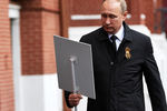 Владимир Путин с портретом своего отца-фронтовика Владимира Спиридоновича после участия в шествии патриотической акции «Бессмертный полк» в честь 72-й годовщины Победы в Великой Отечественной войне