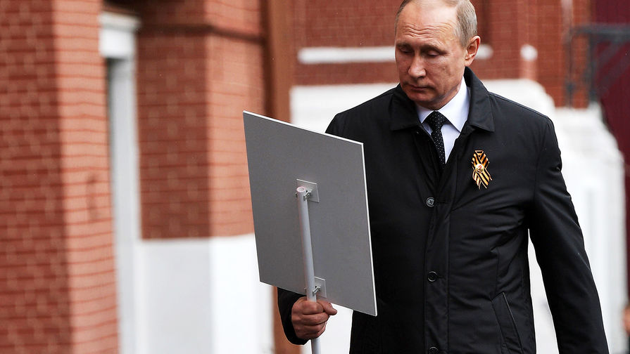 Владимир Путин с портретом своего отца-фронтовика Владимира Спиридоновича после участия в шествии патриотической акции «Бессмертный полк» в честь 72-й годовщины Победы в Великой Отечественной войне