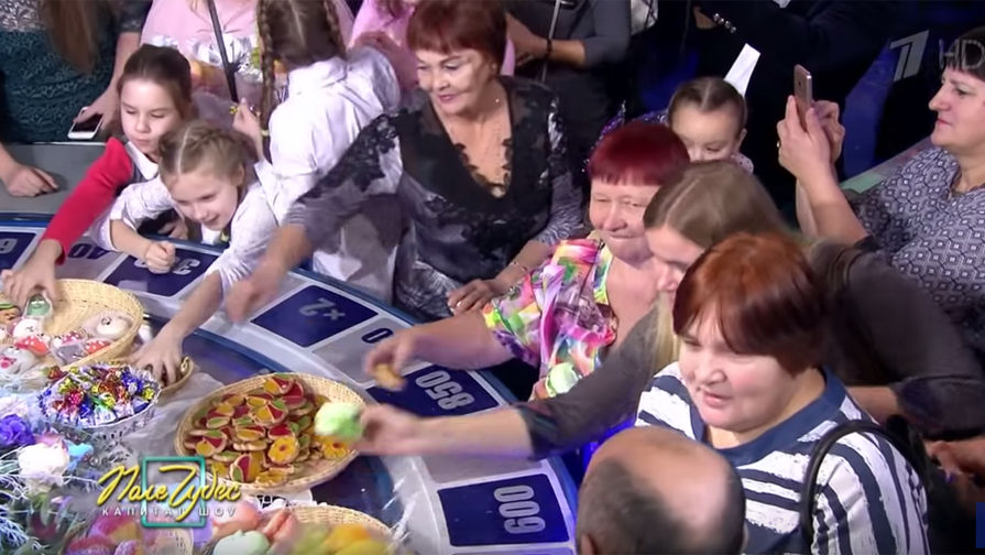 Зрители программы &laquo;Поле чудес&raquo; забирают еду с&nbsp;игрового барабана в&nbsp;конце передачи, февраль 2019 года