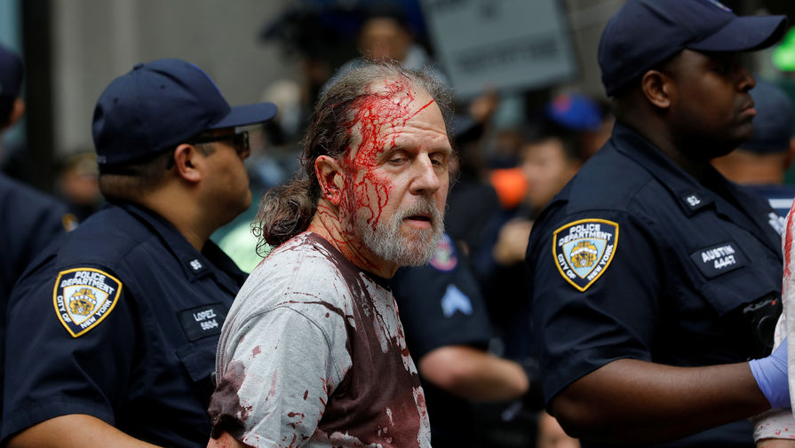 Протестующие возле статуи «Атакующий бык» на&nbsp;Уолл-Стрит в&nbsp;Нью-Йорке, 7 октября 2019 года