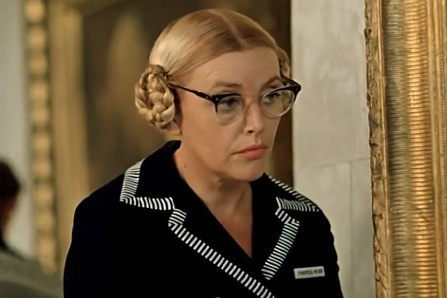 Нина Агапова в&nbsp;роли смотрительницы музея в&nbsp;фильме &laquo;Старики-разбойники&raquo; (1971)