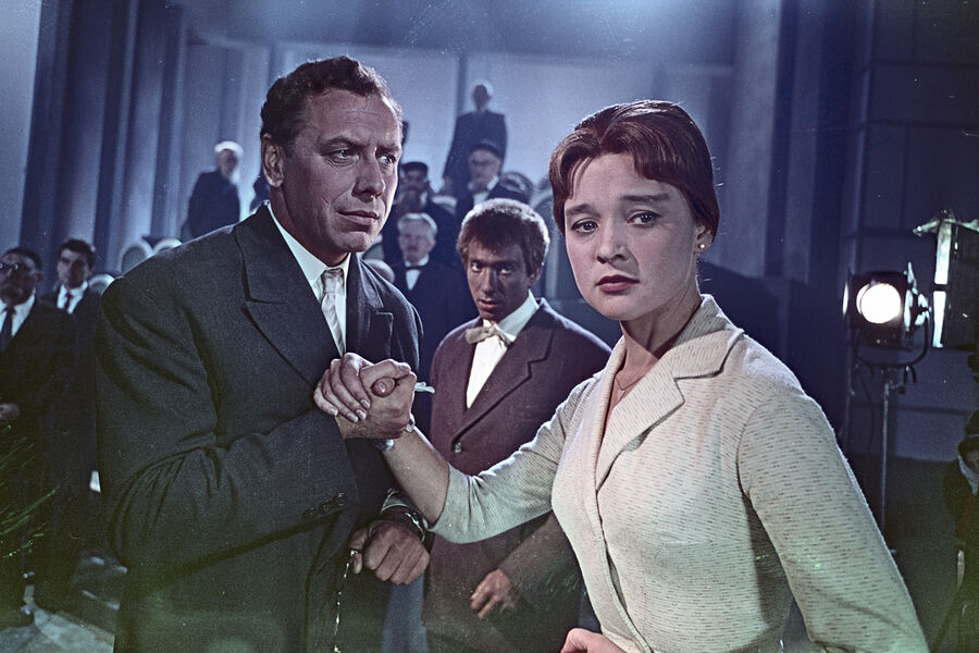 <b>Кадр из&nbsp;кинофильма «Человек ниоткуда» (1961)</b>
<br><br>
Своим «киноотцом» Папанов называл Эльдара Рязанова, который утвердил его в&nbsp;картину «Человек ниоткуда» (1961). До&nbsp;этого актер много раз неудачно пробовался, в&nbsp;том числе и на&nbsp;роль директора Дома культуры в&nbsp;рязановскую «Карнавальную ночь». Он уже решил, что его фактура не годится для&nbsp;кинематографа и подумывал ограничиться сценой, где к&nbsp;нему наконец-то пришел заслуженный успех. Рязанову пришлось почти неделю уговаривать актера, который в&nbsp;итоге сыграл несколько ролей &ndash; начальника экспедиции Крохалева, вождя племени тапи, артиста театра трагикомедии и спортсмена-дебошира.
<br>
Для&nbsp;Папанова это не вызвало затруднений, поскольку в&nbsp;театре ему случалось играть по&nbsp;2-3 роли в&nbsp;спектакле, по&nbsp;ходу гримируясь и подстраиваясь под&nbsp;разные образы. К&nbsp;сожалению, сразу после премьеры «Человек ниоткуда» подвергся жесткой критике и был отправлен «на полку» до&nbsp;1988 года.
