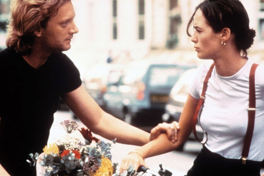 Кадр из&nbsp;фильма «Человек с&nbsp;дождем в&nbsp;ботинках» (1998)
