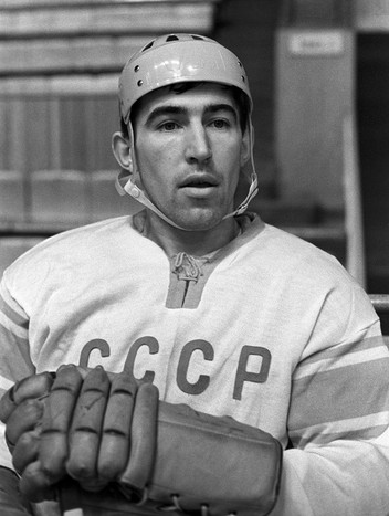 Анатолий Фирсов ушел из большого хоккея в 1973 году