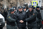 По разным данным, у здания суда было задержано три-пять человек.
