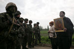 Местные жители разговаривают с украинскими военными