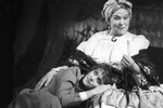 Актрисы Вера Васильева и Алена Яковлева в сцене из спектакля «Воительница» театра Сатиры, 1989 год