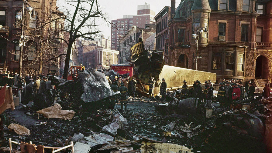 Обломки авиалайнера United Airlines в&nbsp;районе 7-й авеню и Стерлинг-Плейс на&nbsp;следующий день после трагедии, 17 декабря 1960 года