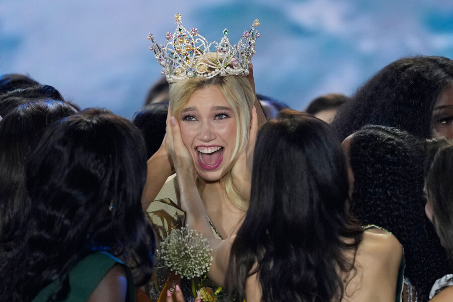 «Мисс Земля-2025» Натали Пушкинова из&nbsp;Чехии во время церемонии коронации в&nbsp;Параньяке, Филиппины, 5&nbsp;ноября 2025&nbsp;года