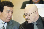 Депутаты Госдумы четвертого созыва Иосиф Кобзон и Александр Розенбаум в зале заседаний, 2004 год