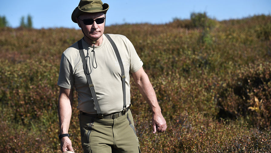 Президент России Владимир Путин во время посещения Саяно-Шушенского заповедника, 25 августа 2018 года