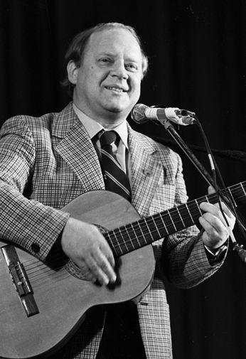 Юрий Визбор во время выступления, 1980 год