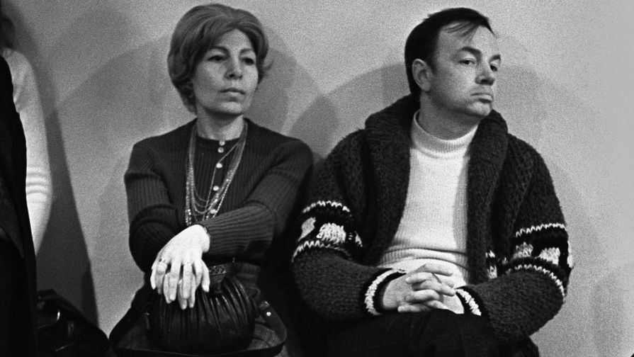 Русский поэт, прозаик, художник Андрей Вознесенский и его жена писательница Зоя Богуславская, 1980 год