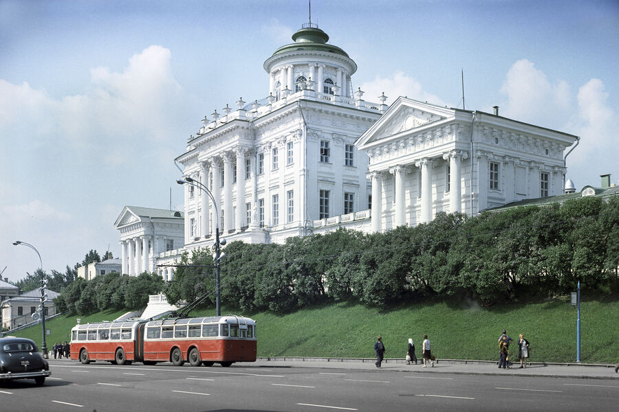 Троллейбус на&nbsp;фоне Дома Пашкова в&nbsp;Москве, 1972&nbsp;год