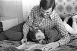 Сергей Белов с дочкой Наташей у себя дома, 1974 год