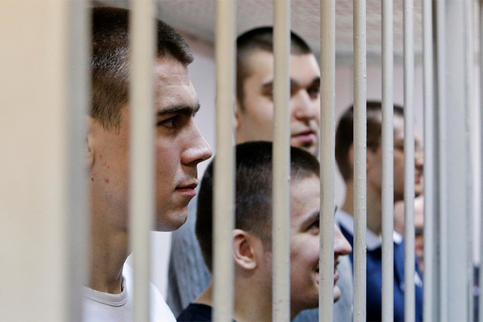 Обвиняемые и сотрудники полиции во время оглашения приговора по&nbsp;делу о&nbsp;беспорядках на&nbsp;Болотной площади 6&nbsp;мая 2012&nbsp;года в&nbsp;Замоскворецком суде