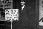 16 июня 1933 года президент Рузвельт подписал знаменитый закон Гласса – Стиголла, который вплоть до конца XX века определял облик американской банковской системы, запретив коммерческим банкам заниматься инвестиционной деятельностью, существенно ограничив право банков на операции с ценными бумагами и введя обязательное страхование банковских вкладов