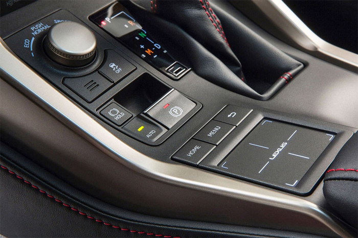 К сенсорной панели Remote-Touch в версии Exclusive пришлось привыкать в течение всего тест-драйва. Шайба, которой оснащаются более дешевые комплектации, оказалась удобнее