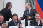 Президент России Владимир Путин поздравил министра спорта Российской Федерации Виталия Мутко с днем рождения и подарил ему самоучитель английского языка.
Помощник президента Российской Федерации по вопросам военно-технического сотрудничества Владимир Кожин, президент Олимпийского комитета России, первый вице-спикер Госдумы Российской Федерации Александр Жуков и первый вице-премьер России Игорь Шувалов (слева направо на первом плане). 8 декабря 2015 года. 