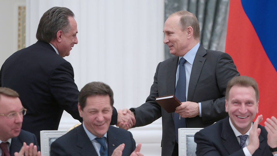 Президент России Владимир Путин поздравил министра спорта Российской Федерации Виталия Мутко с&nbsp;днем рождения и подарил ему самоучитель английского языка.
Помощник президента Российской Федерации по&nbsp;вопросам военно-технического сотрудничества Владимир Кожин, президент Олимпийского комитета России, первый вице-спикер Госдумы Российской Федерации Александр Жуков и первый вице-премьер России Игорь Шувалов (слева направо на&nbsp;первом плане). 8&nbsp;декабря 2015&nbsp;года. 