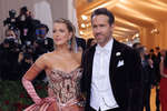 Блейк Лайвли в Versace и Райан Рейнолдс