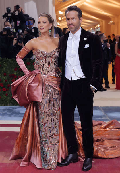 Блейк Лайвли в&nbsp;Versace и Райан Рейнолдс