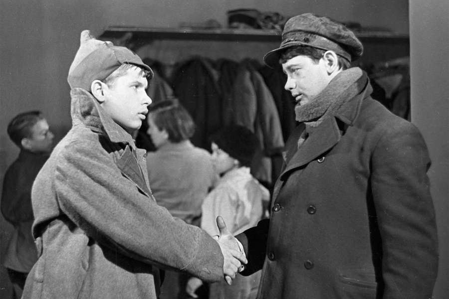 Сцена из&nbsp;фильма «Бей, барабан!». Справа &mdash; актер Александр Демьяненко, 1962&nbsp;год
