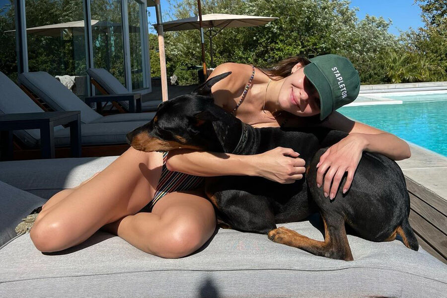 Кендалл Дженнер со своей собакой, 2022&nbsp;год