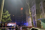 Сотрудники спецслужб у дома, поврежденного во время массированной атаки БПЛА, Курск, 15 апреля 2025 года