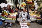 «99% населения нуждаются в мире и справедливости», — гласят плакаты. Власть не вмешивается в происходящее, заявляя, что после экономического кризиса люди имеют право на подобные высказывания. Но пока что о смене курса речи не идет.