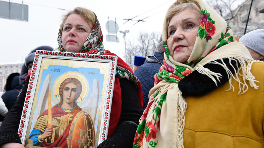 Верующие на «объединительном соборе» на Софийской площади в Киеве, 15 декабря 2018 года