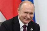 Президент России Владимир Путин во время беседы с президентом США Дональдом Трампом на полях саммита G20 в Осаке, 28 июня 2019 года