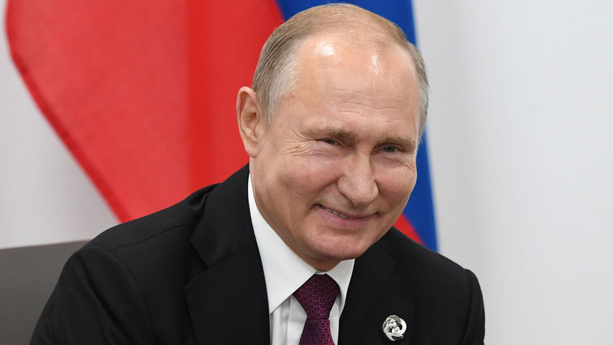 Президент России Владимир Путин во время беседы с президентом США Дональдом Трампом на полях саммита G20 в Осаке, 28 июня 2019 года