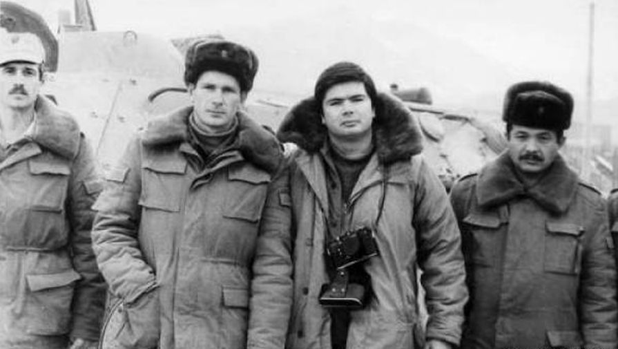 Артем Боровик (третий слева) в Афганистане