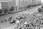 Автомобильный кортеж с Президентом Франции Шарлем де Голлем на одной из улиц Москвы, 1966 год