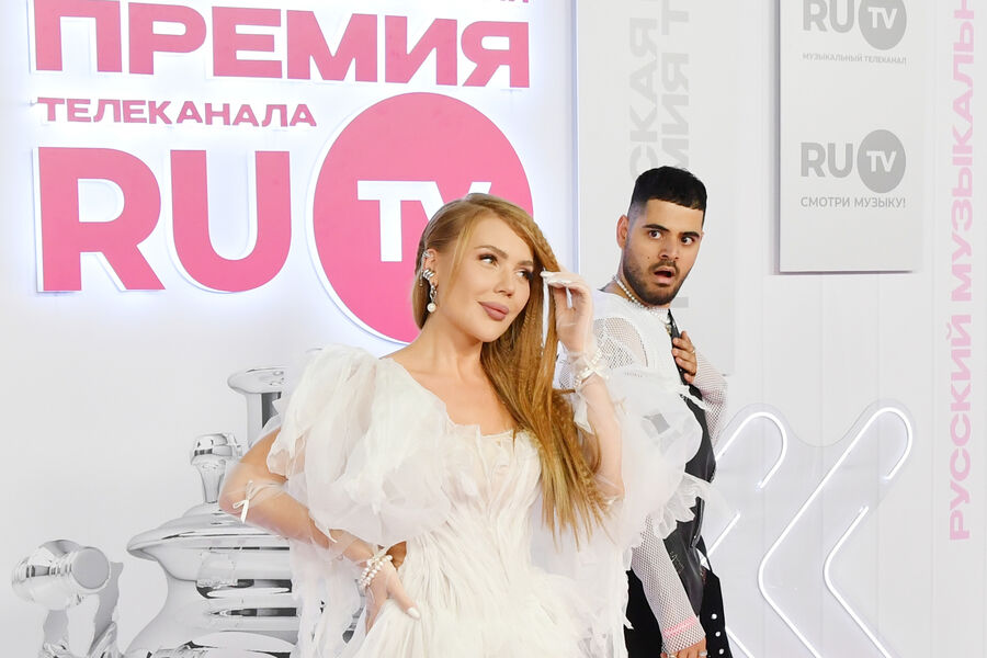 Блогер Карина Кросс (Карина Лазарьянц) и певец, блогер Kagramanov (Роман Каграманов) на&nbsp;XIII Русской Музыкальной Премии телеканала RU.TV во Дворце гимнастики Ирины Винер-Усмановой в&nbsp;Москве, 22&nbsp;мая 2024&nbsp;года