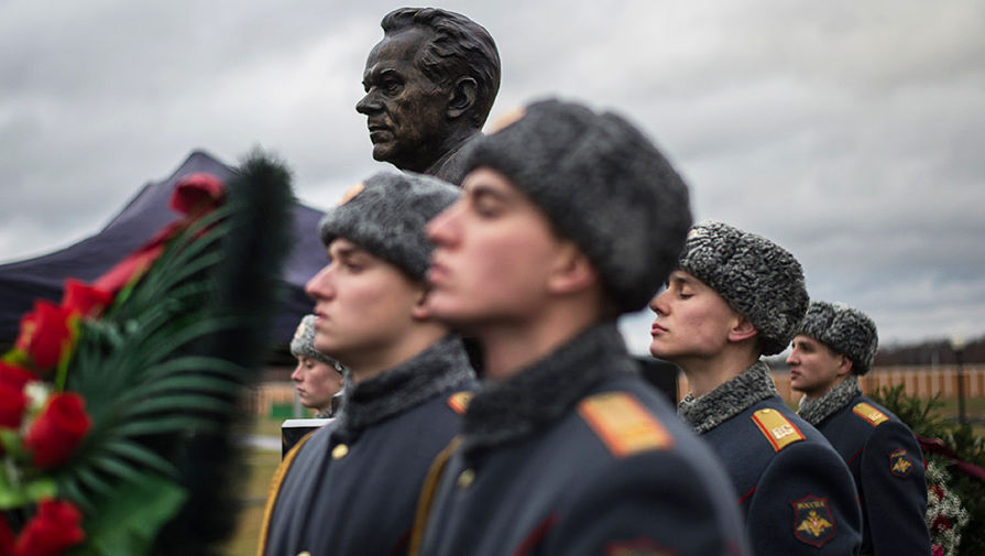 Памятник Михаилу Калашникову, открытие которого состоялось на военном мемориальном кладбище в Мытищах в Московской области