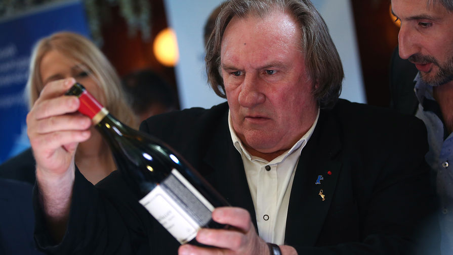 Актер Жерар Депардье во время дегустации вина в&nbsp;ресторане &laquo;Ласточка&raquo;