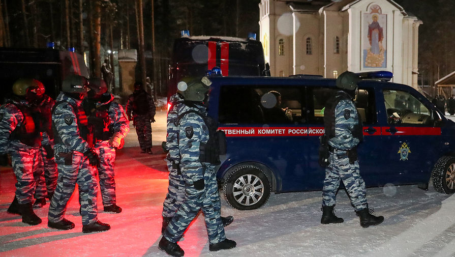 Сотрудники правоохранительных органов на&nbsp;территории Среднеуральского женского монастыря в&nbsp;Свердловской области, 29 декабря 2020 года