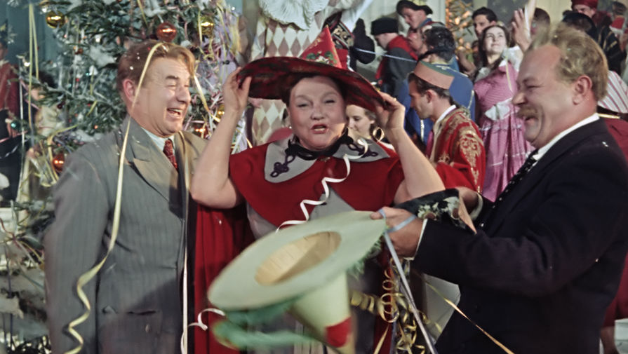 <b>«Карнавальная ночь» (1956).</b> Роль бюрократа Серафима Ивановича Огурцова, согласно настоянию руководства, должна была достаться Игорю Ильинскому (крайний слева). Это вызвало панику у&nbsp;Эльдара Рязанова &mdash; он переживал, что знаменитый актер театра и кино будет навязывать ему свое видение персонажа. Однако Ильинский отнесся к&nbsp;молодому режиссеру очень уважительно и прислушивался к&nbsp;его решениям. Роль Огурцова они дорабатывали вместе.