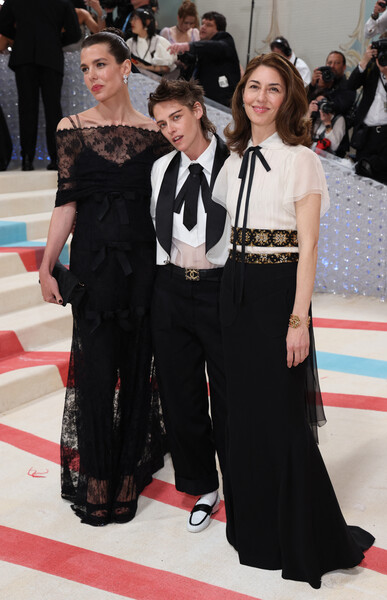 Актриса Кристен Стюарт (в центре) и режиссер София Коппола (справа) на&nbsp;Met Gala 2023