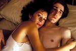 <b>«Дневник террориста» (1984)</b>
<br><br>
Действие этой драмы разворачивается в 70-е годы, когда в Северной Ирландии члены Ирландской республиканской армии запустили волну антиправительственного террора. Кэл — один из участников ИРА — совершает убийство представителя Королевской полиции Ольстера. Позже он влюбляется в библиотекаршу Марселлу, которая оказывается вдовой убитого.
<br><br>
Роль Марселлы, которая отвечает Кэлу взаимностью, не зная, что именно он убил ее мужа, принесла Хелен Миррен приз за лучшую женскую роль на Каннском кинофестивале и номинацию на премию BAFTA.

