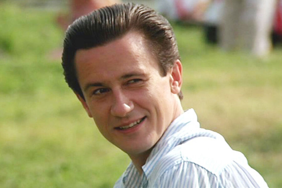 <b>&laquo;Утомленные солнцем&raquo; (1994)</b>
<br><br>
Меньшиков работал с&nbsp;Михалковым чаще, чем с&nbsp;любым другим актером и режиссером, &mdash; тандем великих артистов подарил нам без&nbsp;малого десяток культовых картин. И неудивительно, что именно Олег Евгеньевич исполнил главную роль в&nbsp;&laquo;Утомленных солнцем&raquo;, фильме Никиты Сергеевича, получившем &laquo;Оскар&raquo;. В&nbsp;военной драме Меньшиков сыграл сотрудника НКВД Дмитрия Арсентьева &mdash; очередного &laquo;государевого человека&raquo; с&nbsp;непростой судьбой.
<br><br>
Сам Меньшиков в&nbsp;интервью &laquo;Кинопоиску&raquo; так объяснял обилие подобных ролей в&nbsp;своей фильмографии: &laquo;Невозможно человека у&nbsp;нас отделить от государства. <...> В&nbsp;Америке и Европе наверняка не так, там люди поспокойней и посвободнее от государства. Мы же... Не то чтобы это плохо — это просто факт нашего существования&raquo;.